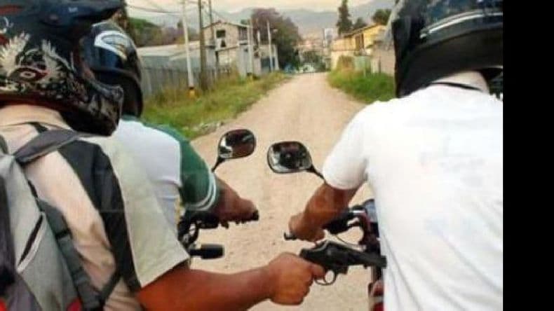 Intentaron robarle a un repartidor, se tirotearon con la Policía y escaparon