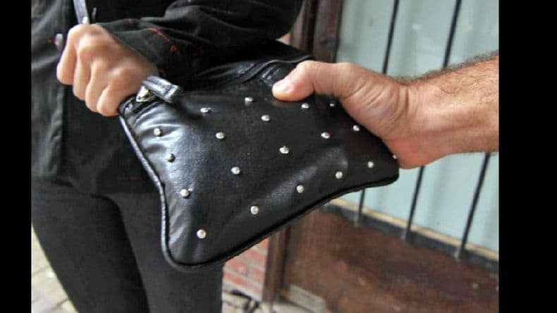 Asaltaron a una mujer con un cuchillo y le sustrajeron la cartera
