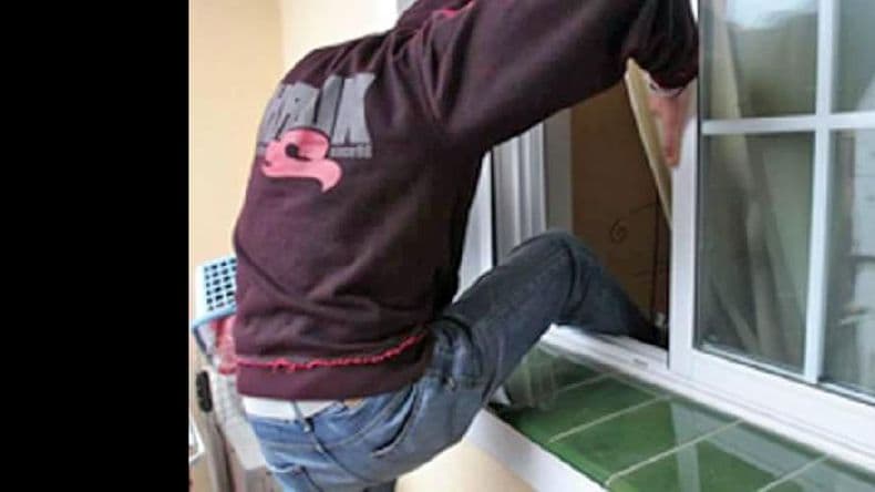 Mientras la familia no estaba en la casa le robaron dinero, pertenencias y el automóvil