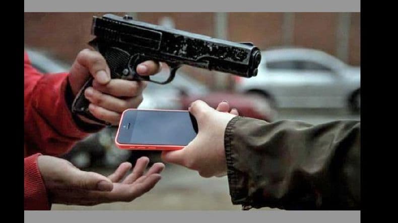 Asaltaron a madre e hija frente a su domicilio y a una de ellas le robaron el celular