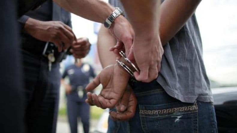 Dos sujetos le robaron a un joven y minutos más tarde fueron aprehendidos