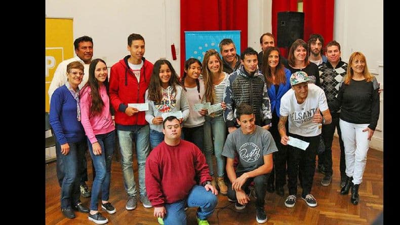 El Municipio entregó becas a deportistas de la ciudad