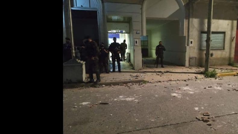 Femicidio en Rojas: familiares y vecinos de la joven víctima destrozaron una comisaría