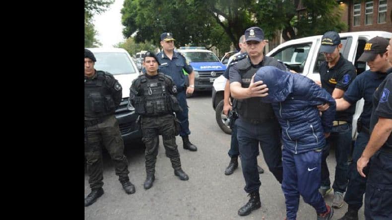 Robo al súper: indagaron a los nueve aprehendidos y se negaron a declarar