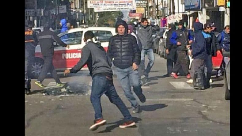 Incidentes frente al Concejo Deliberante de Lanús antes de la presentación de Grindetti