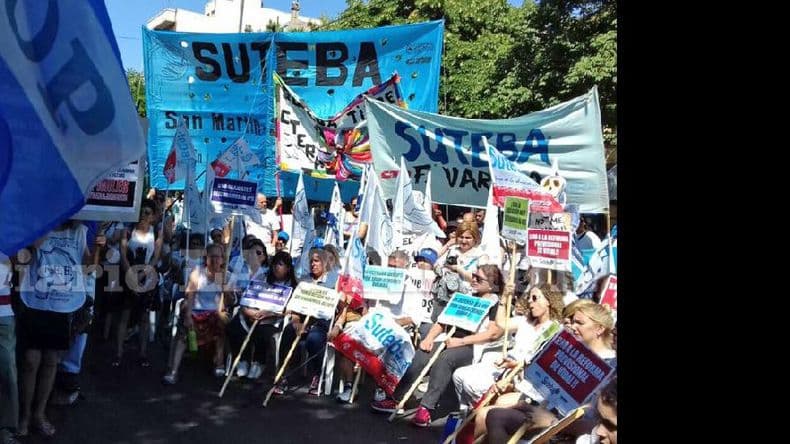 Docentes protestaron con una clase pública contra la posible reforma del IPS y cesantías