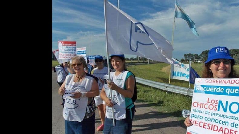 Los docentes de la FEB se manifestaron ayer en las rutas de la provincia