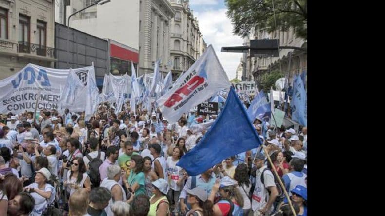 Los docentes protestaron en coincidencia con la reunión de gobernadores