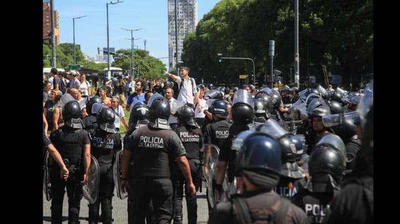 Tensión post marcha: seis manifestantes detenidos tras enfrentarse con la Policía