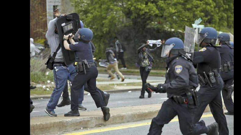 Disturbios en Baltimore tras el funeral de un joven negro muerto por la policía