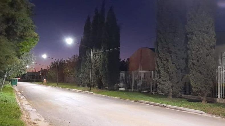 Instalaron 200 columnas de iluminación en seis barrios de la zona urbana