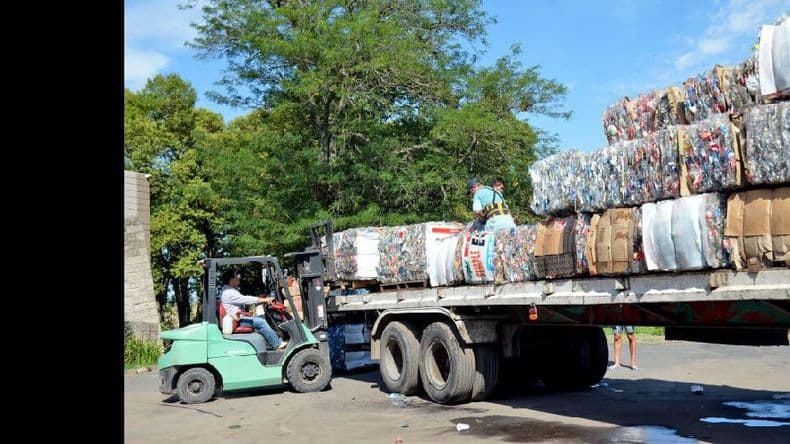 Desde el Taller Protegido partió el camión con fardos de plástico de Sumando Compromiso