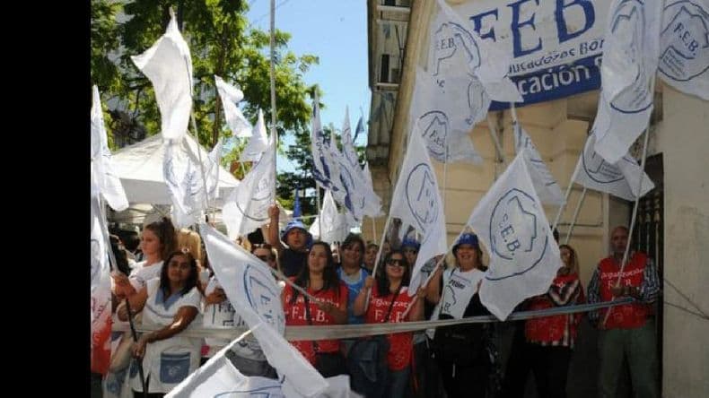 Gremios docentes denuncian que el Gobierno selecciona escuelas para aplicar reformas