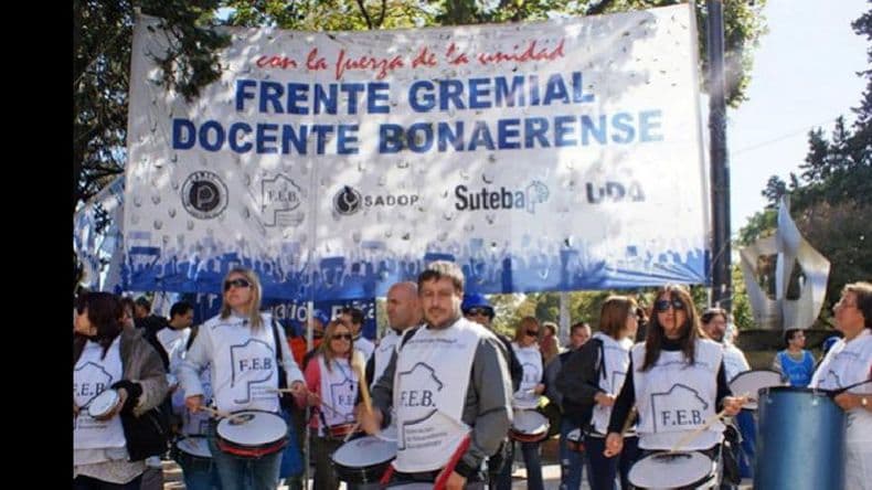 Gremios docentes mayoritarios volverán a clases pero amenazan con parar el 11