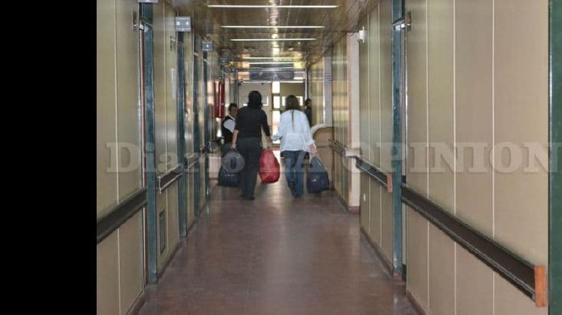 Profesionales hospitalarios exigen el pase a planta de becarios