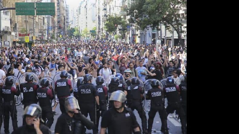 Violentos incidentes dejaron decenas de heridos y detenidos en la zona del Congreso
