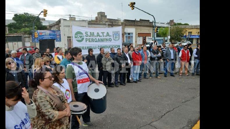 Bajo la lluvia, referentes de organizaciones gremiales recordaron el Día del Trabajador