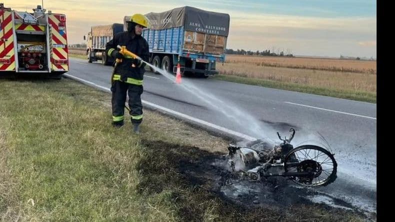 En la ruta 32 se incendió una moto