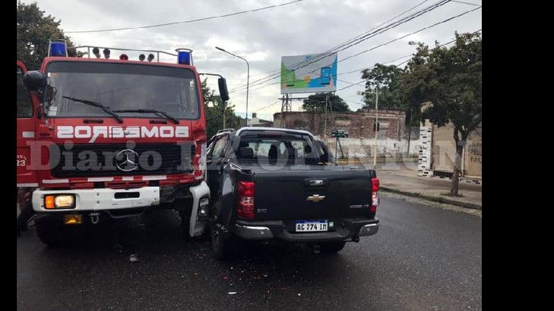 Una autobomba chocó con una camioneta en Alsina y Merced