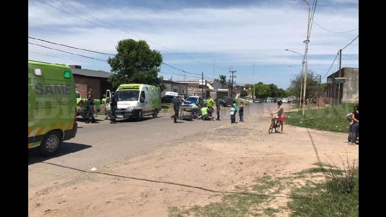 Dos menores en moto escapaban de un control policial y chocaron a una mujer