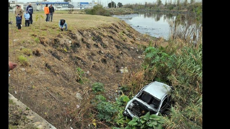 Tras un presunto intento de robo, cayó un auto al Riachuelo a la altura de Lanús