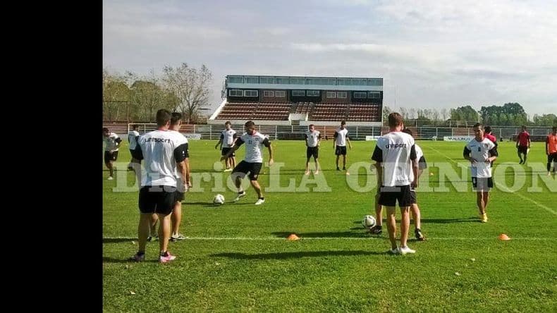 Douglas intensifica el trabajo de cara al partido con Gimnasia de Mendoza
