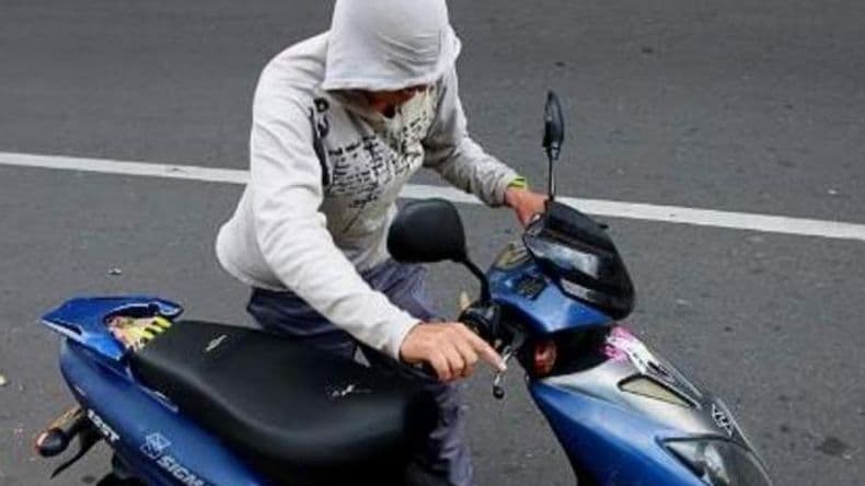 Vio a los ladrones escapar con la moto robada
