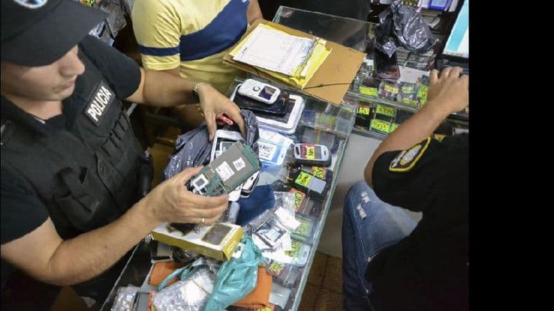 Allanaron nueve locales que vendían celulares robados