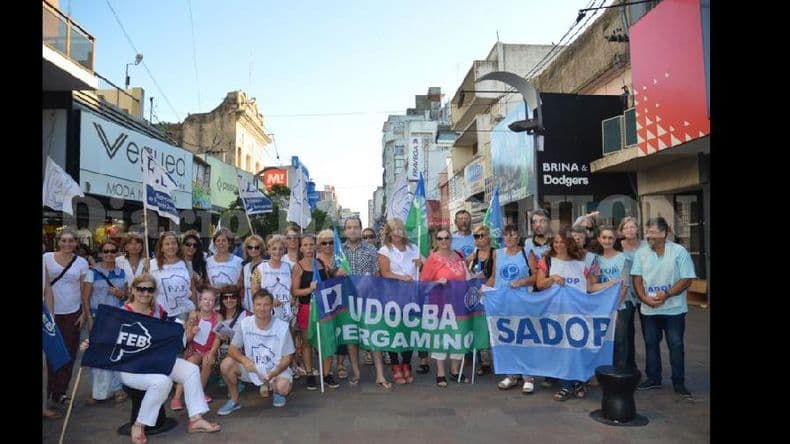 El Frente Gremial Docente realizó una volanteada en Peatonal y Avenida de Mayo