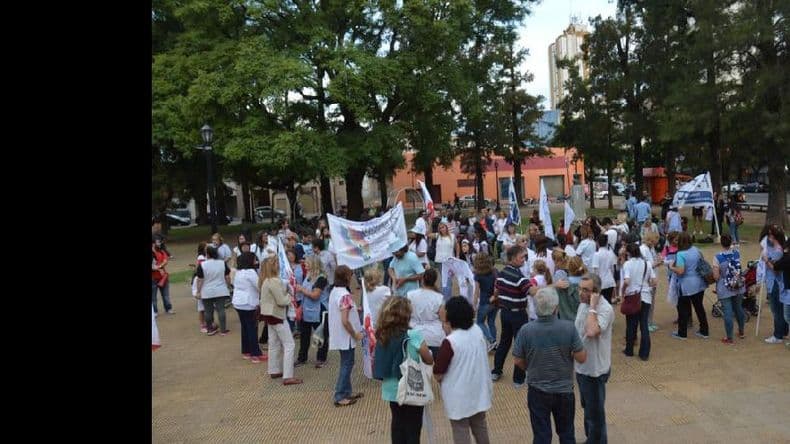 Docentes locales realizaron un "guardapolvazo"
