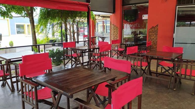 Ladrones con sed: robaron en el restaurante Friend's, un vino y dinero en efectivo