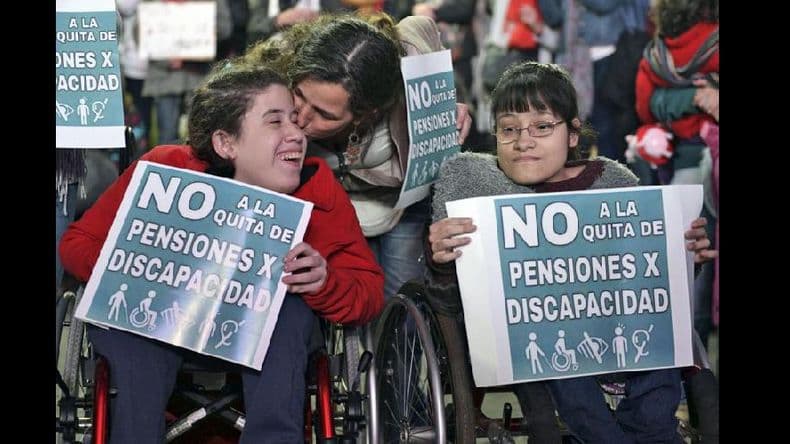 Protesta en el Obelisco por los recortes de las pensiones para discapacitados