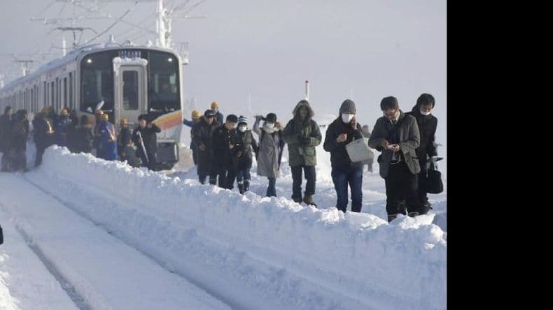 Al menos 400 personas atrapadas en un tren por la nieve en Japón