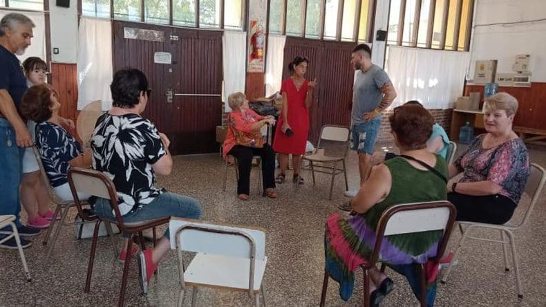 La Asociación "Juani Muzzioli" entregó útiles escolares