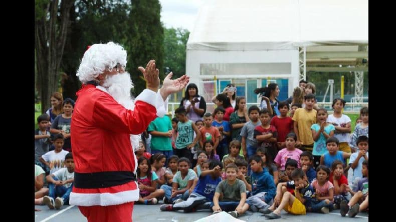 Papá Noel repartió juguetes a los 250 niños de los CDC