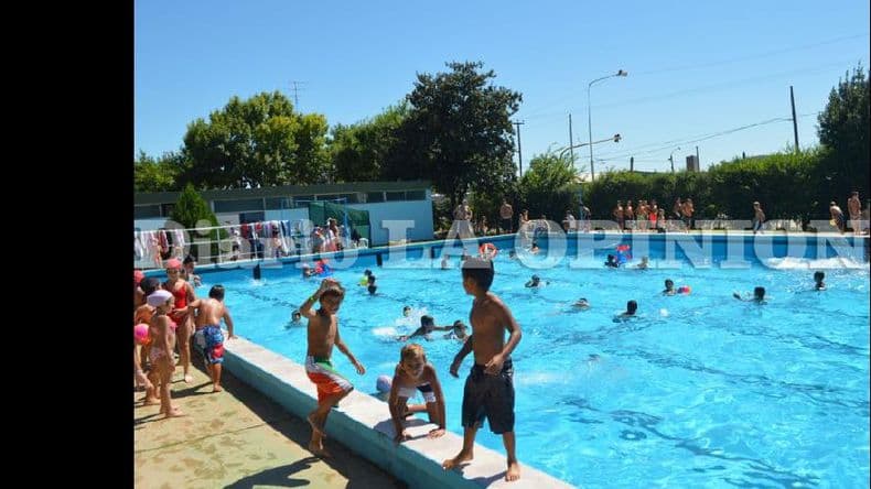 Con juegos y en el agua los chicos disfrutan del verano en Argentino