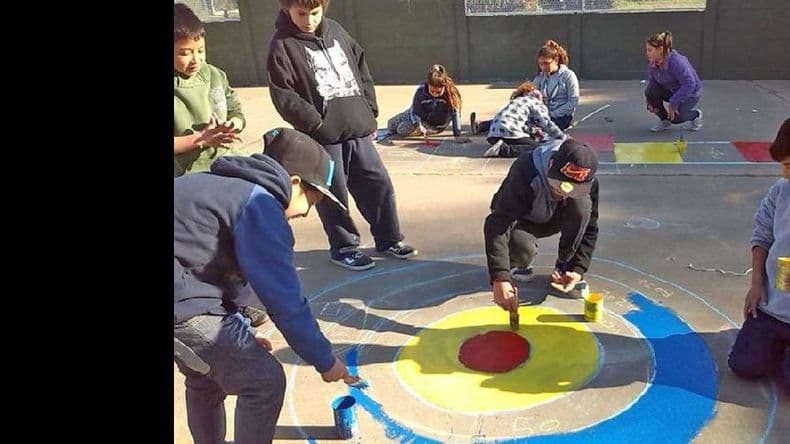 Los niños de los CDC pintan sus propios juegos