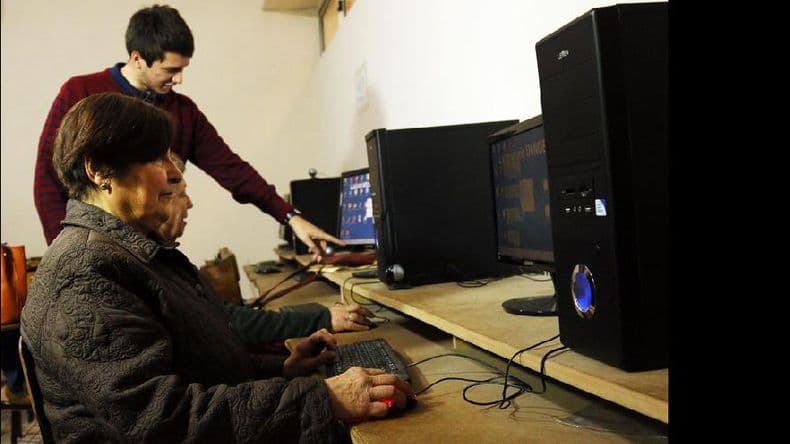 Los adultos mayores también se capacitan en informática