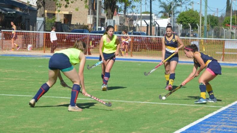 Gimnasia y Esgrima estrenó su cancha de hockey de césped sintético