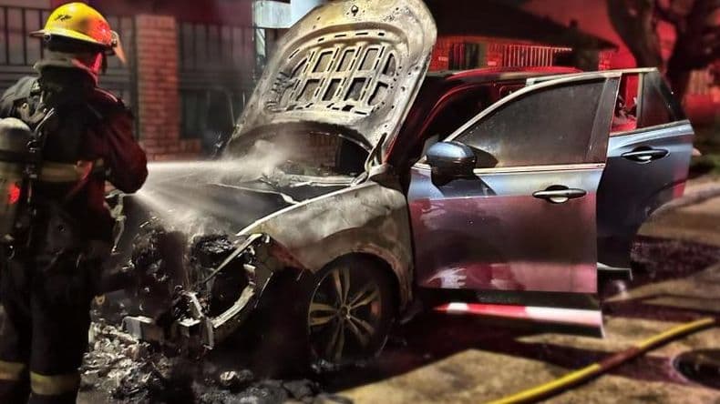 Extinguieron el incendio de automóvil de alta gama en el barrio San Martín