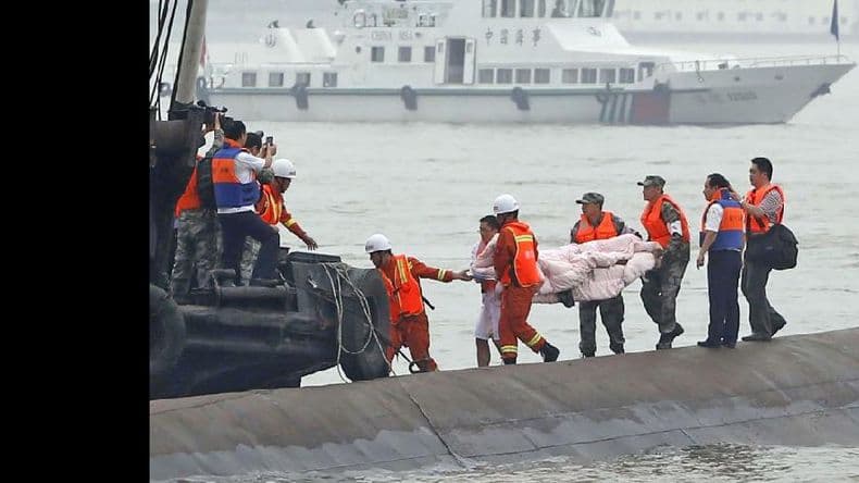 Un barco naufragó en China con más de 450 pasajeros a bordo