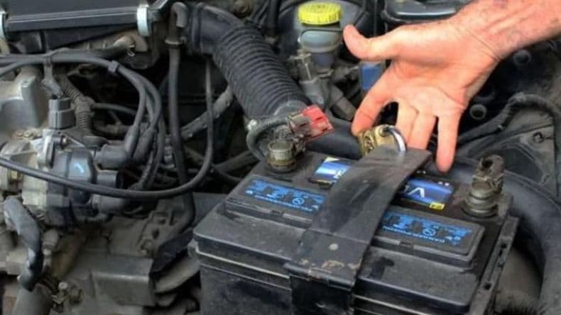 Analizan cámaras de seguridad urbanas para identificar a ladrones de baterías de autos