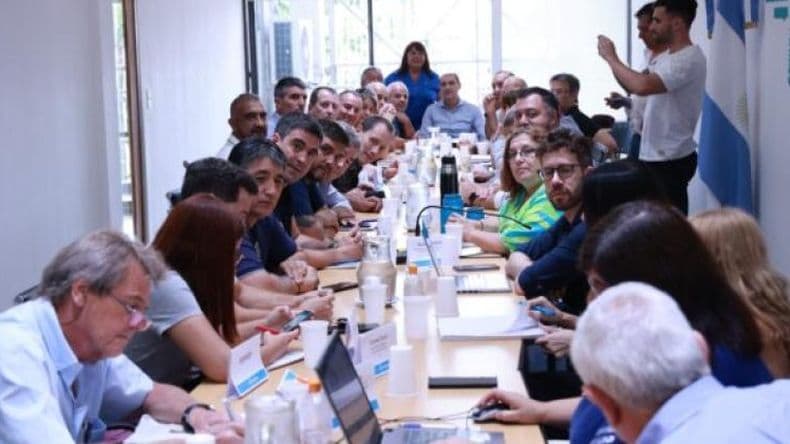 Provincia recibió a los docentes y estatales, pero no hizo ofertas