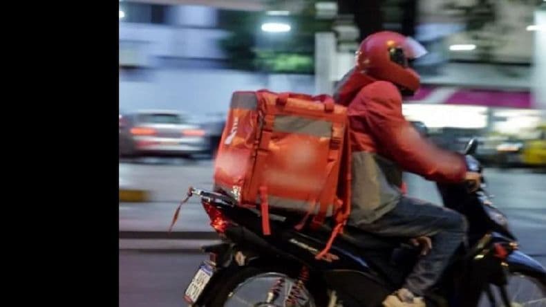 Dos sujetos armados le robaron la moto a un repartidor de pizza