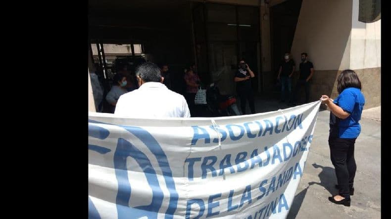 Trabajadores de la Clínica Centro reclaman pago de bonos y preparan un paro