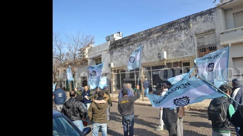 Obreros metalúrgicos reclamaron frente al Ministerio de Trabajo