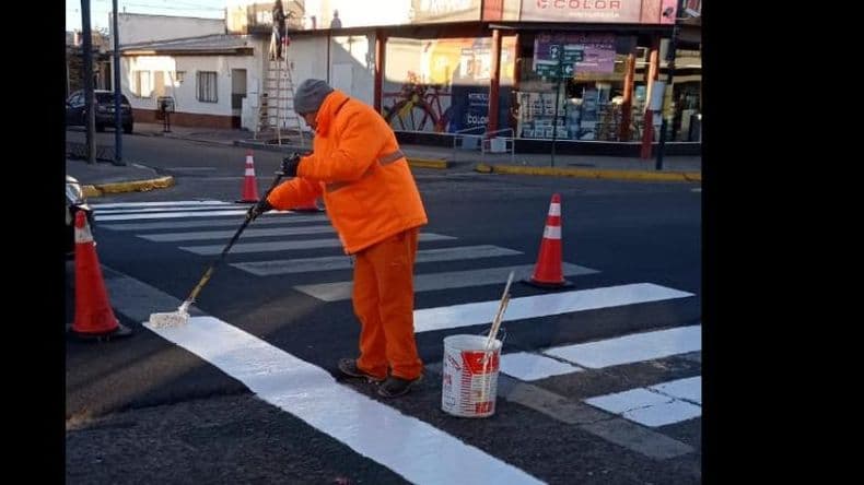 Llevan a cabo trabajos de señalización en varias zonas de la ciudad