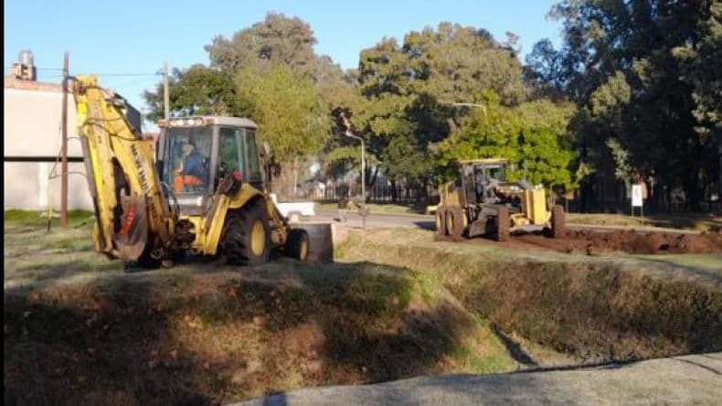 Limpieza de desagües pluviales en los barrios Cueto y Malvinas