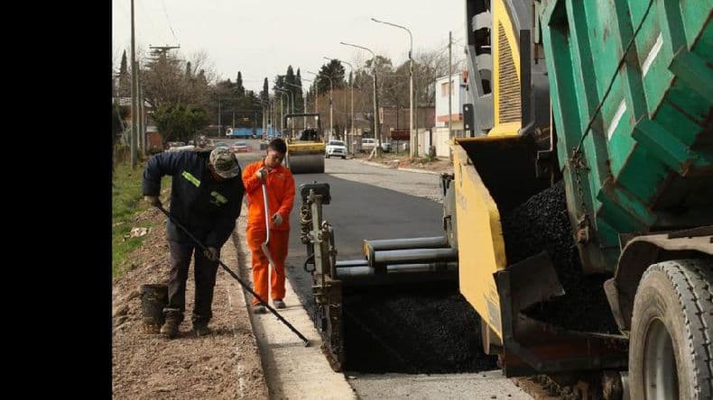 Colocan el nuevo pavimento en una zona de avenida Drago