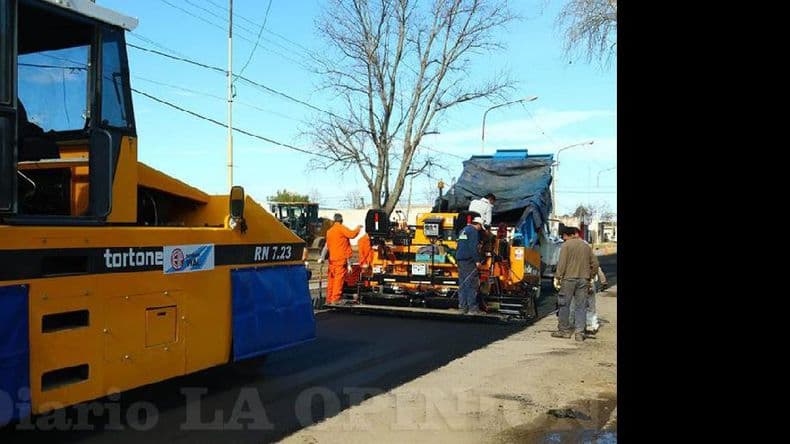 Comenzaron a colocar el nuevo pavimento en zonas de Barrancas del Paraná